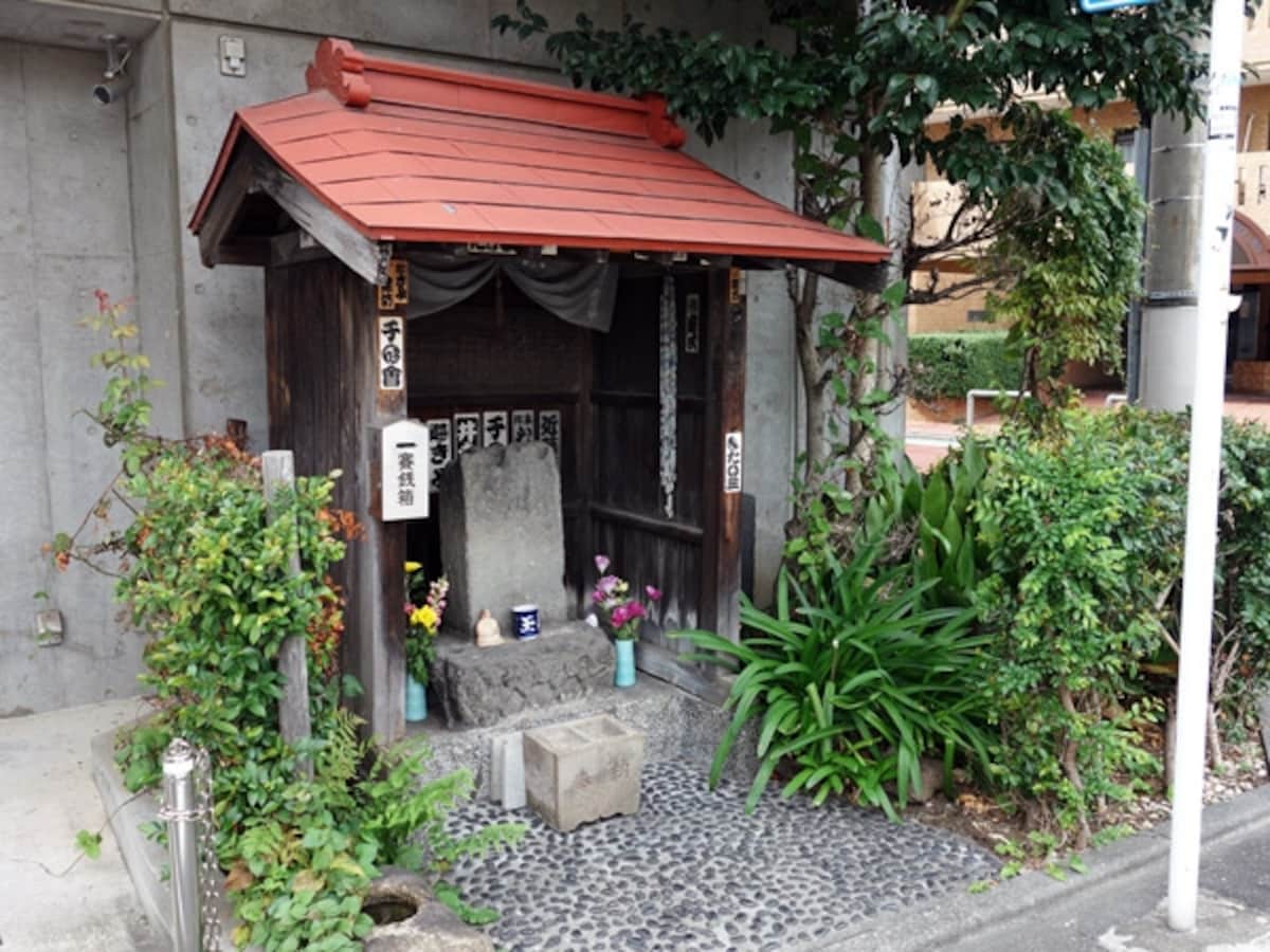 敷地内の祠