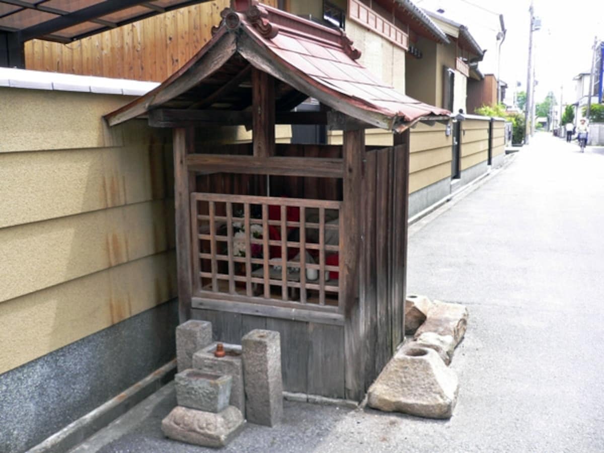 敷地内の祠