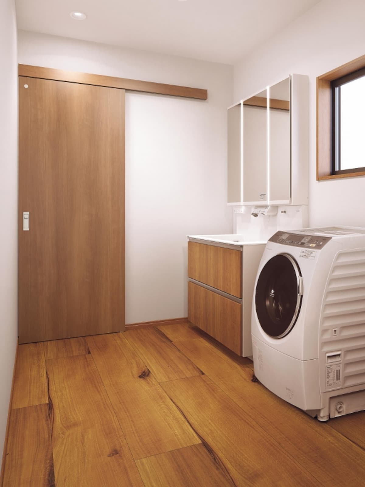 心地の良い木の肌触りをシートで再現。凸凹がありながらも、汚れや傷やつきにくい。アンモニアに強い表面仕上げなので、トイレにも使用可能。[アーキスペックフロアー 木肌触感タイプ　ナラ柄]　パナソニック エコソリューションズ　http://sumai.panasonic.jp/