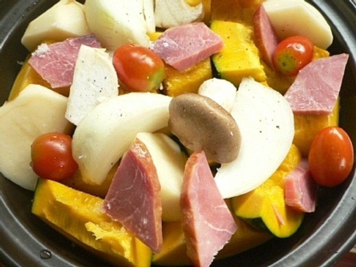 タジン鍋で夏野菜のチーズ蒸し焼き