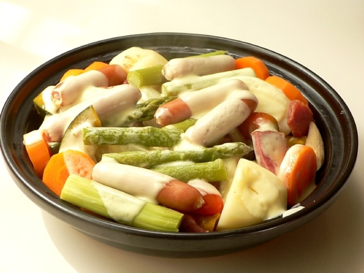 タジン鍋で夏野菜のチーズ蒸し焼き