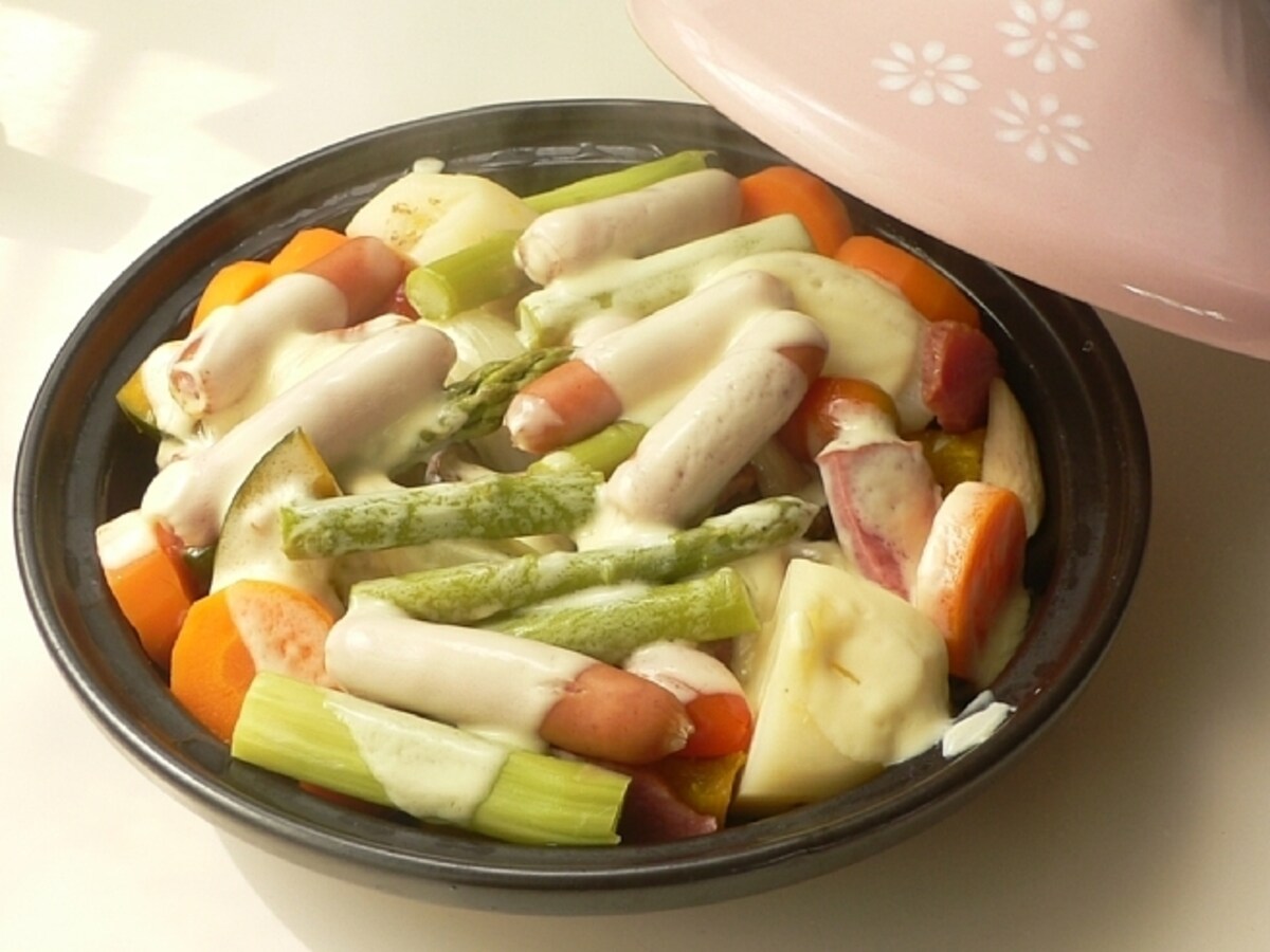 タジン鍋で夏野菜のチーズ蒸し焼き