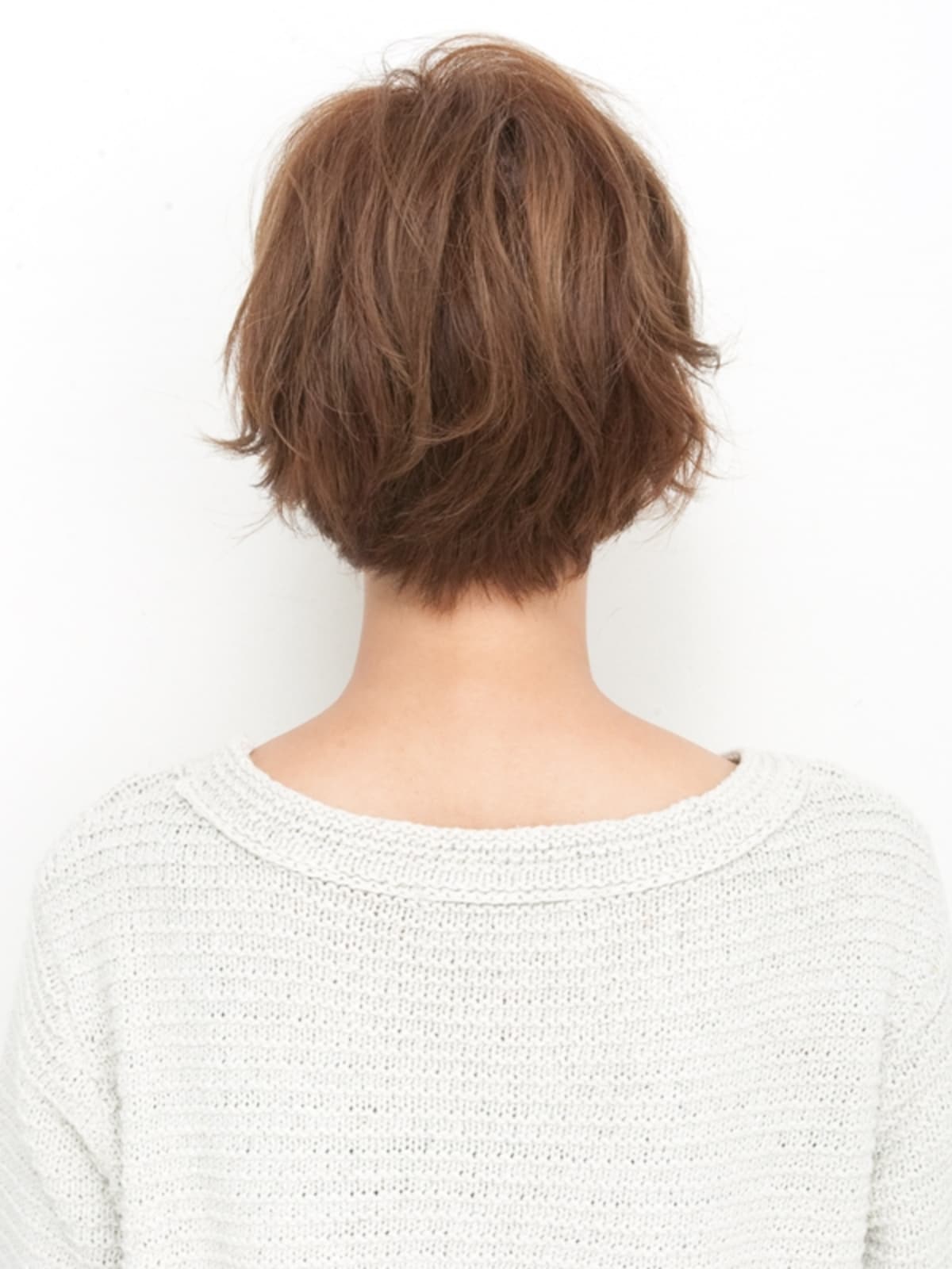 ワックス×バレッタでショートヘアアレンジ・バック