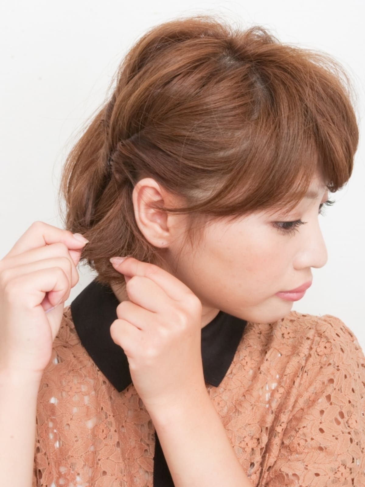 指先でねじるように