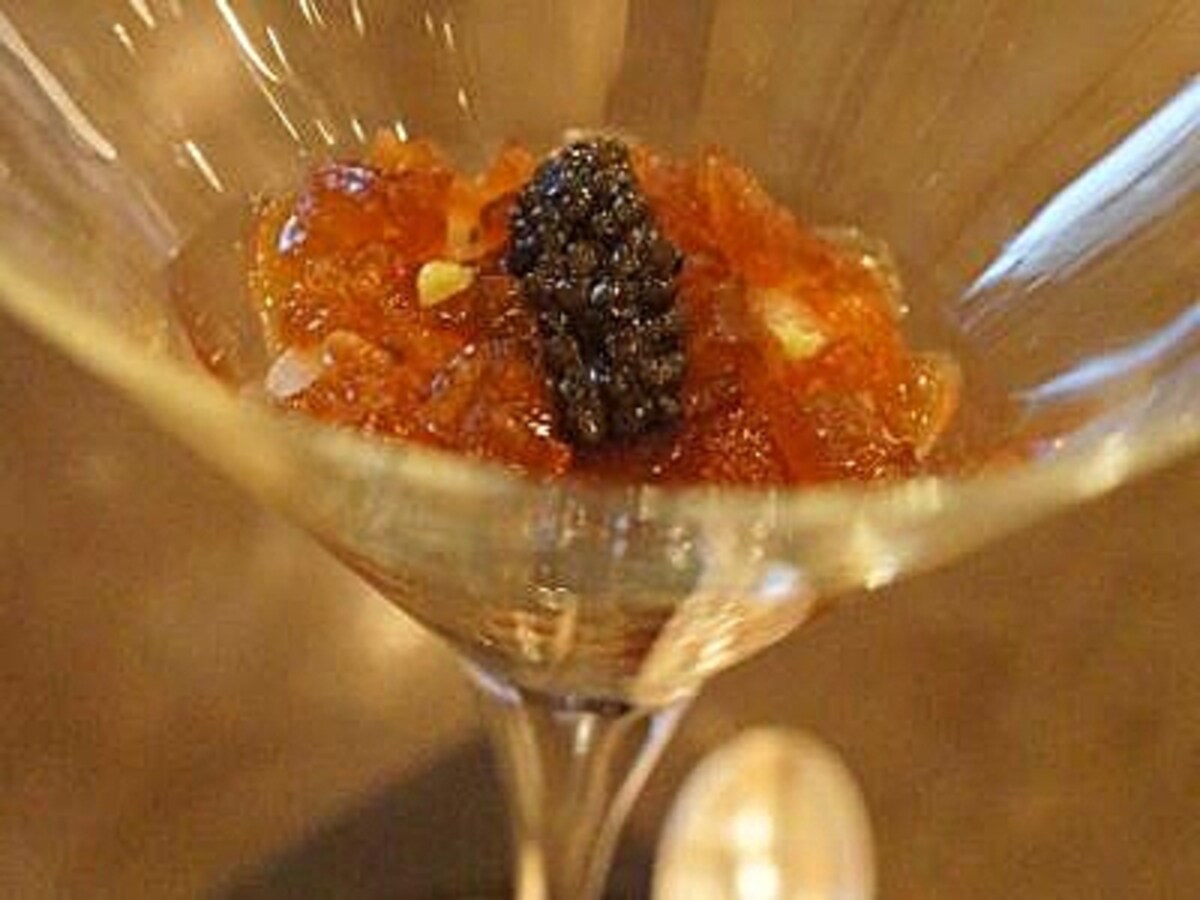 前菜の白身魚とジュレ、キャビア。洋風のグラスの面持ちとは逆にキリッと山葵がきいて日本を感じさせる味
