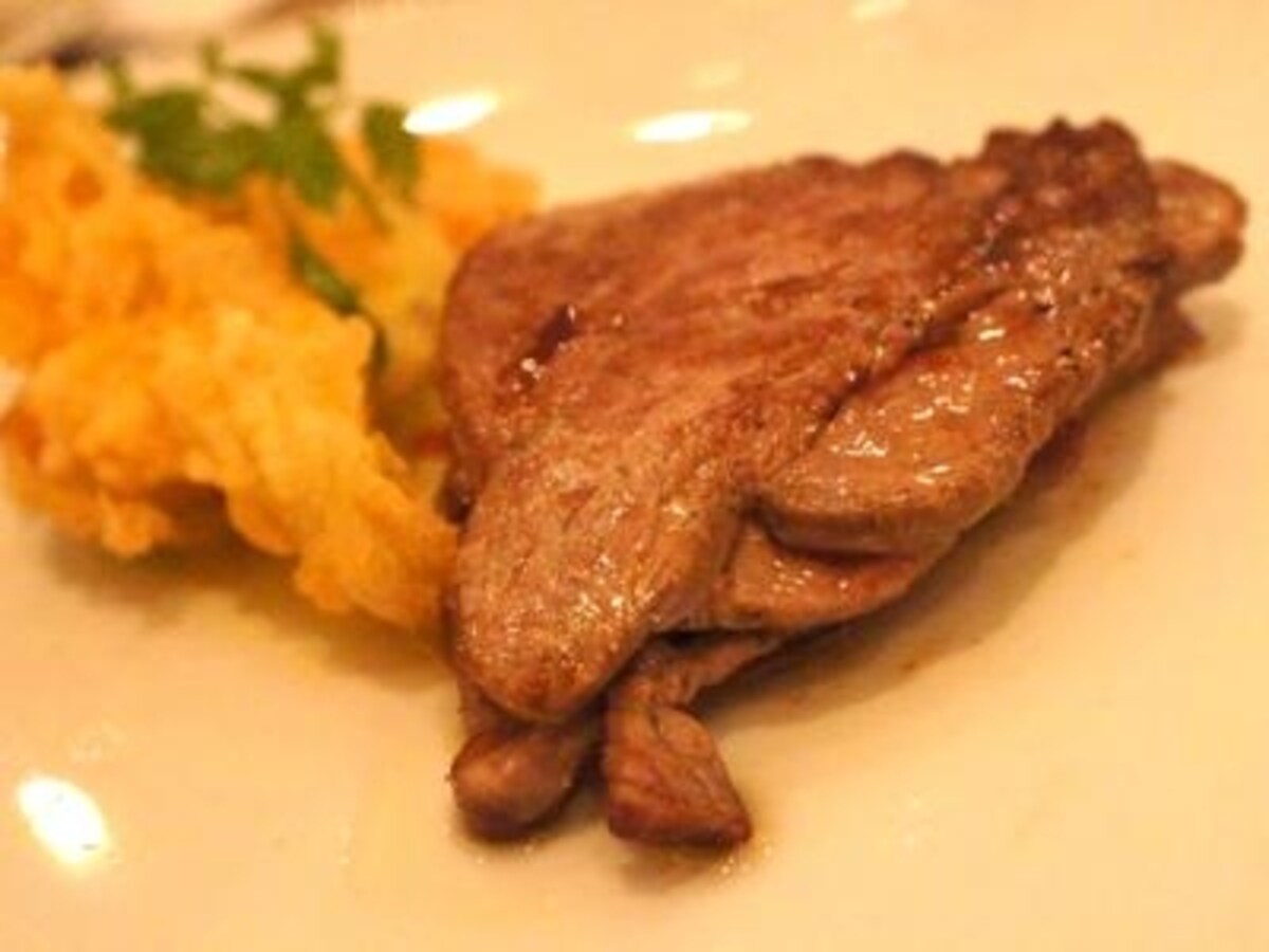 牛肉のミルフィーユ仕立て。添えられたフリットはアボカドとさつまいも。季節によって変わる。