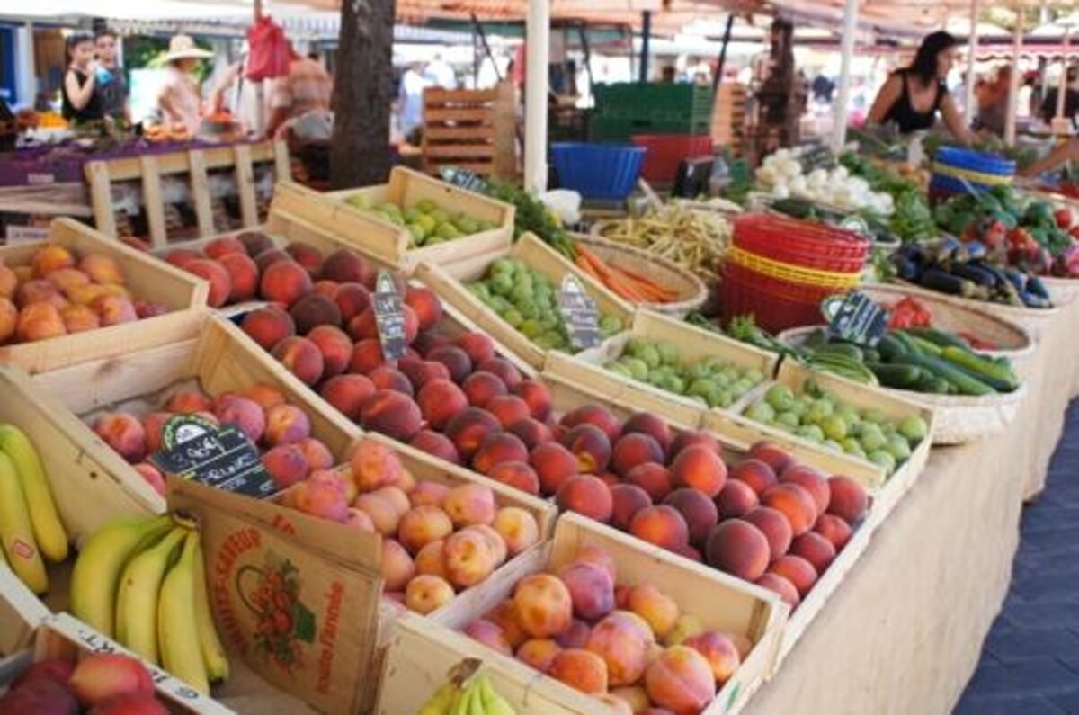 ニースの朝市場。野菜、果物、ハーブ、ハムチーズ、オリーブ、オイル、、何でも揃う。