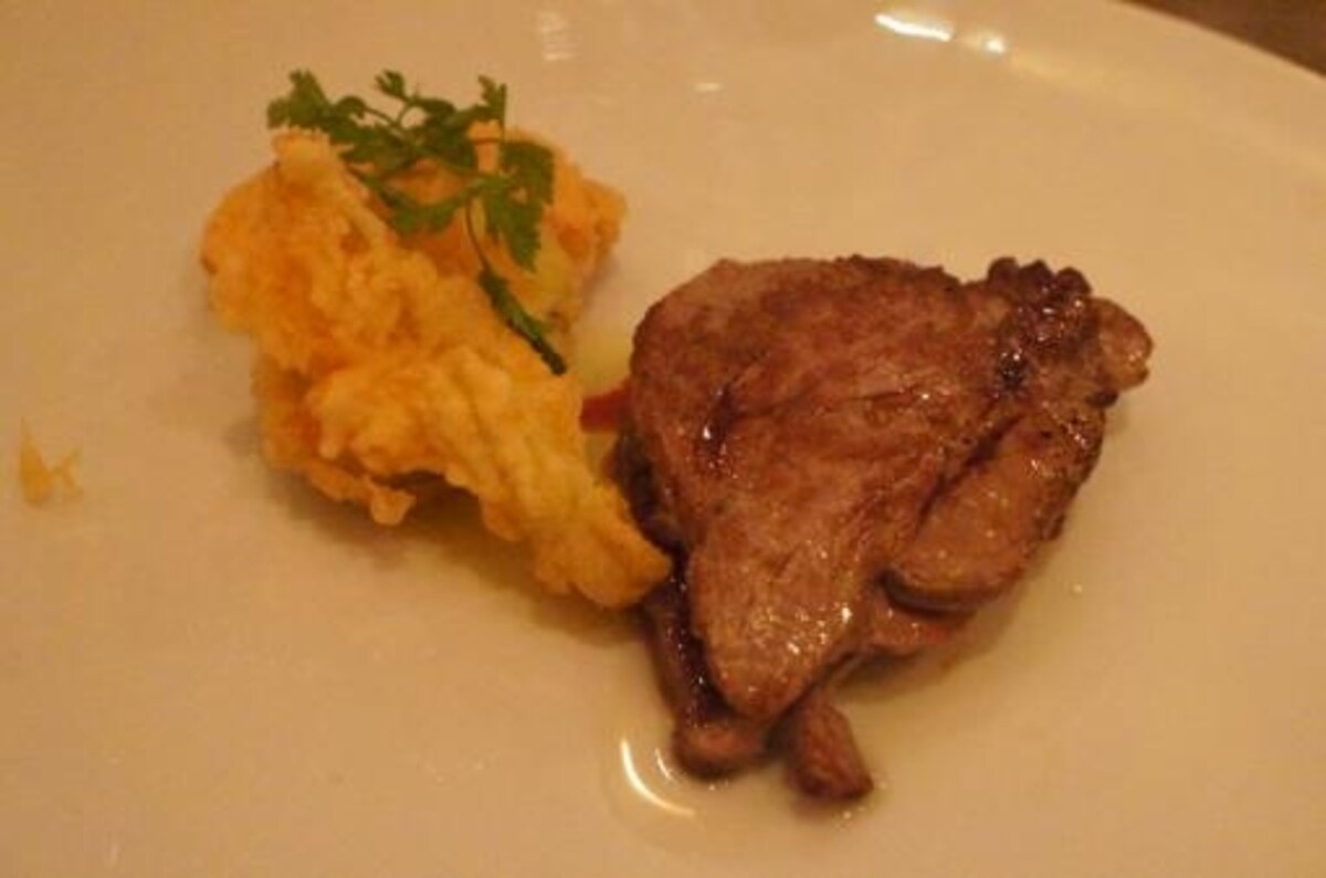牛肉のミルフィーユ仕立て。添えられたフリットはアボカドとさつまいも。季節によって変わる。
