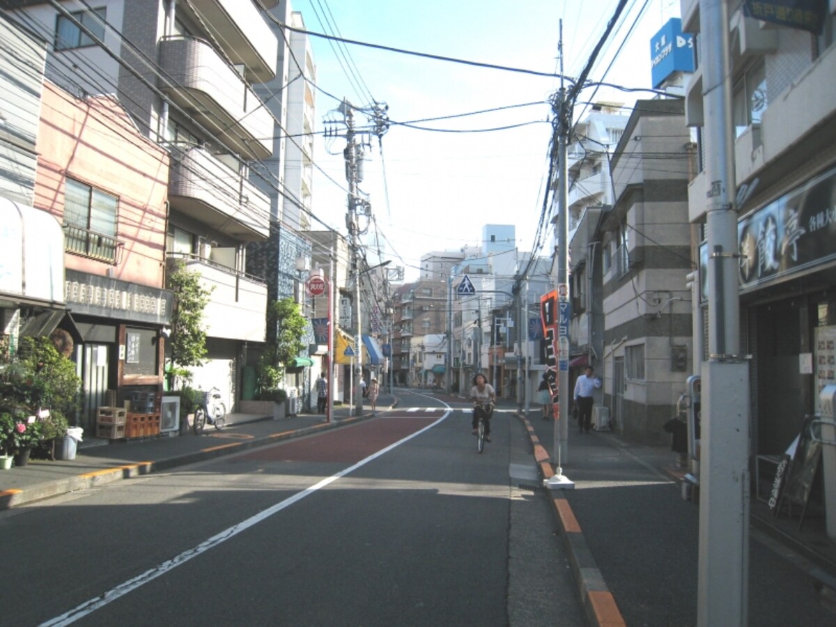 商店街沿いの住宅