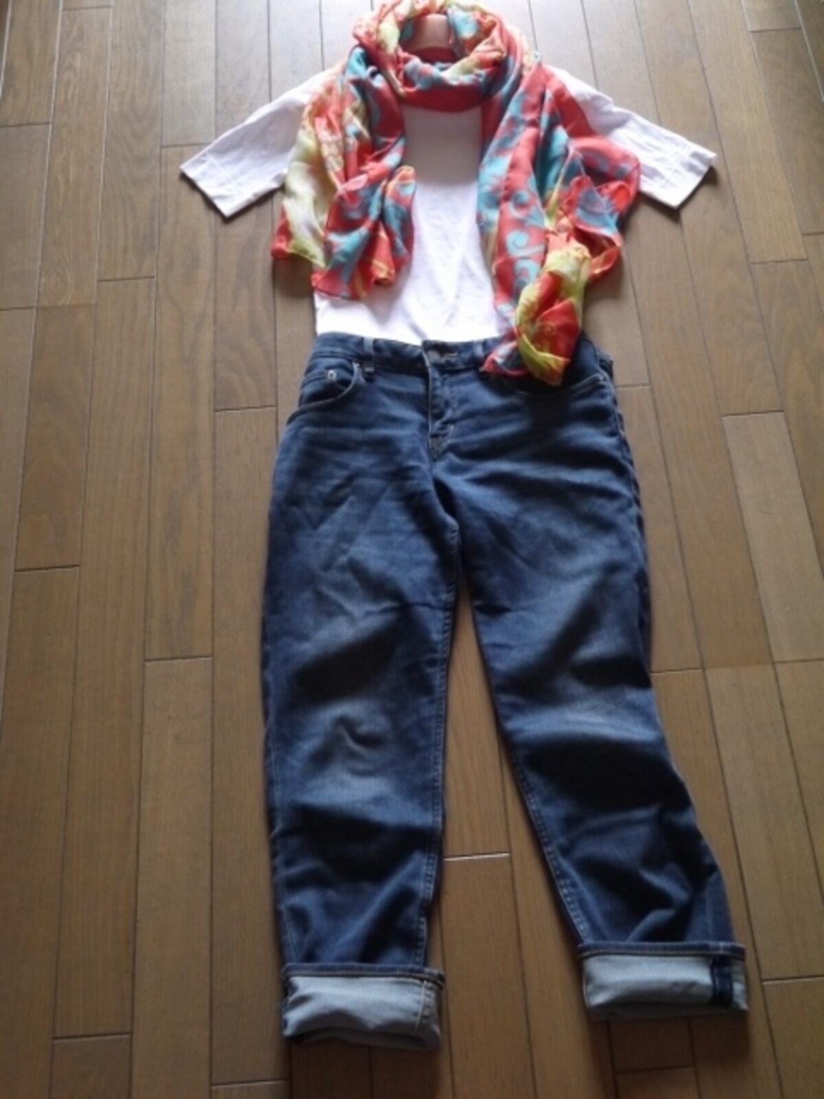 カジュアルな白のTシャツ