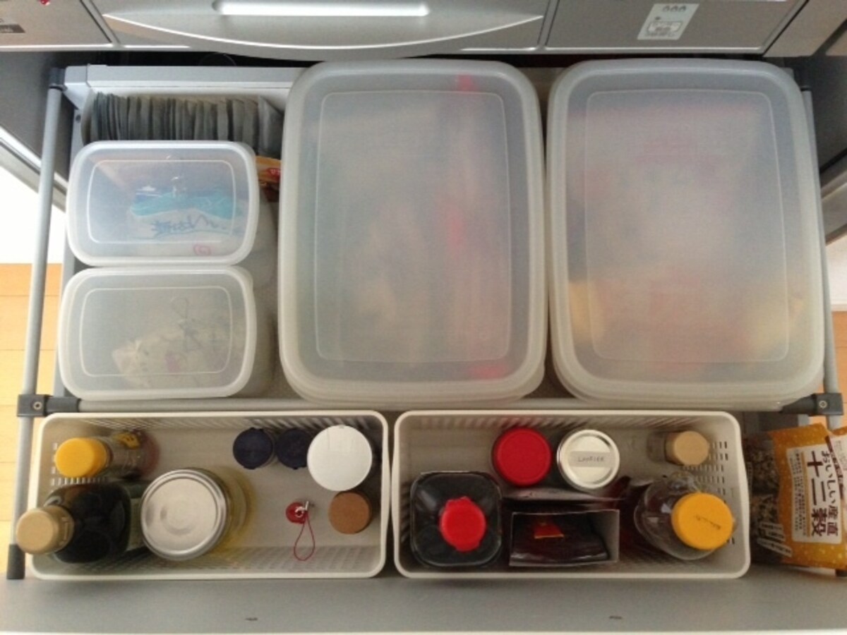 プラスチック容器とカゴ