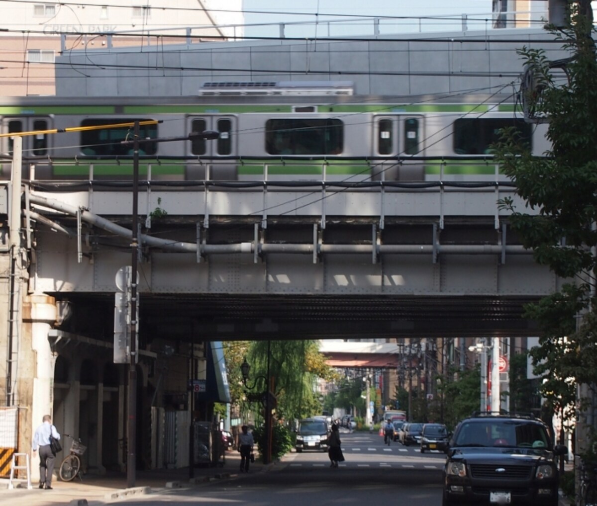 神田川沿いの道をまたぐ