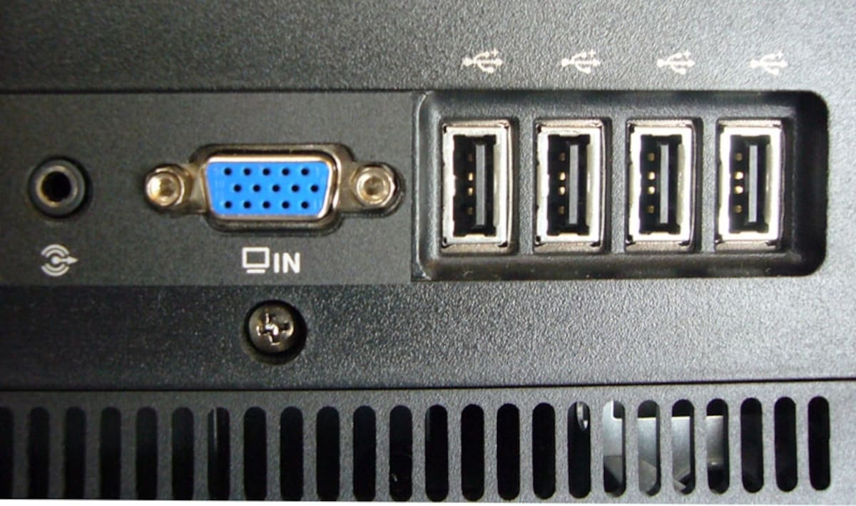 背面のポート類。左からライン出力、モニタ入力、USB2.0x4