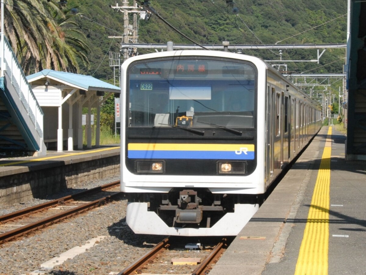 内房線を走る各駅停車の電車