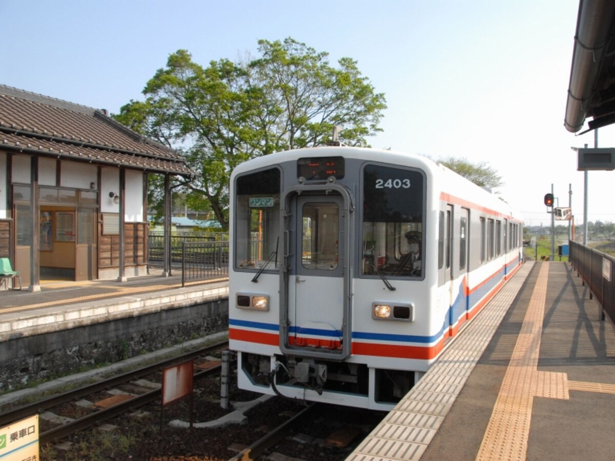 大宝駅に到着した下館行きディーゼルカー