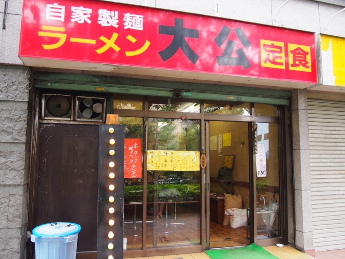 お店の人もちゃんとカウンターの中で動いている