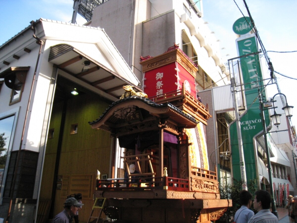 山車、組み立て中です