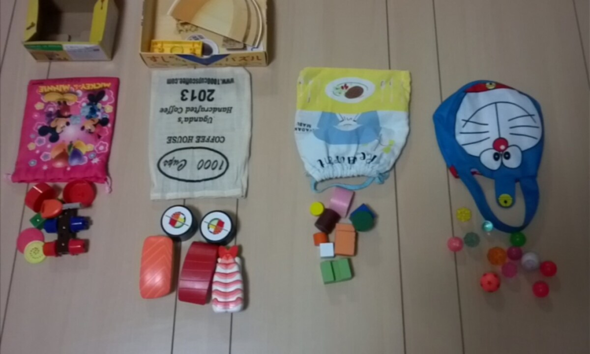 子供のおもちゃと巾着袋