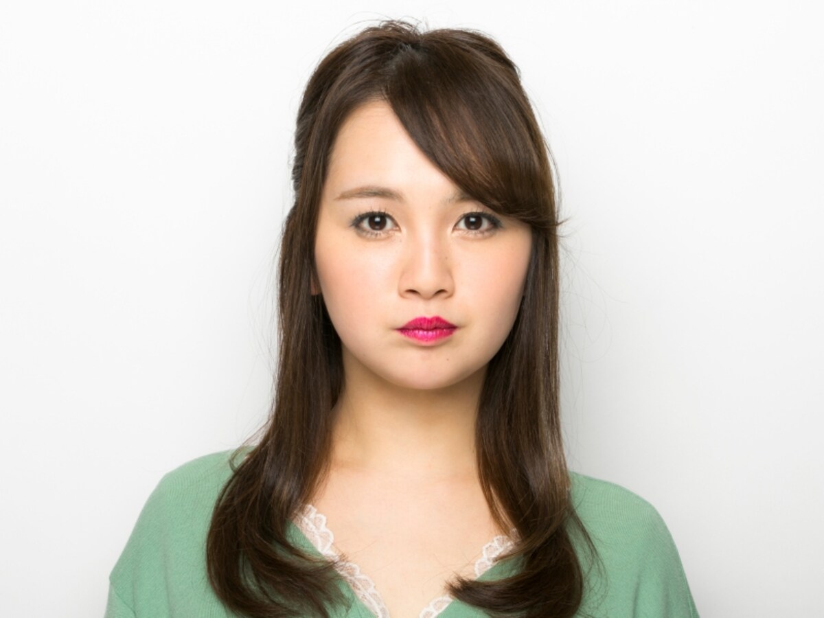 青みがかった色のアイシャドウ、リップ、チークを使ってメイクした