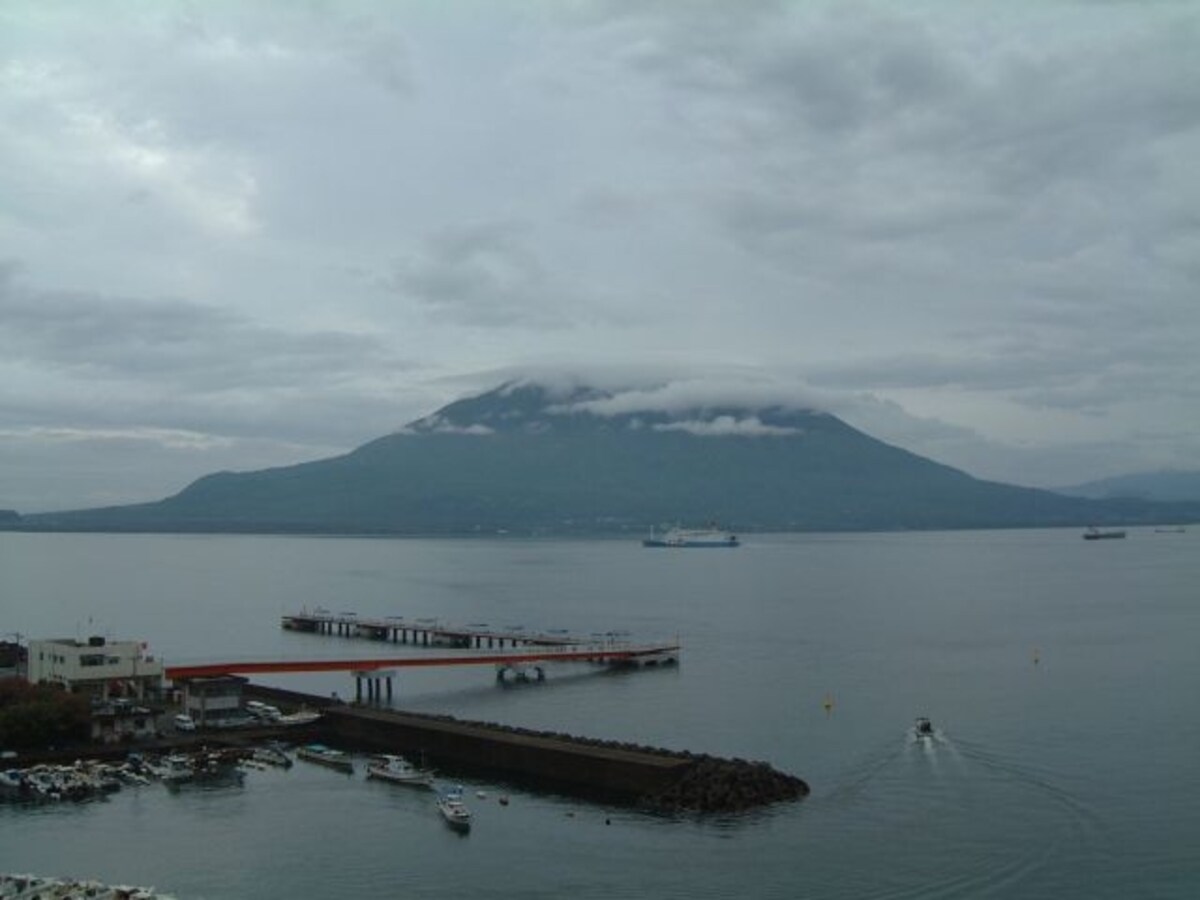 鹿児島・鴨池港から望む桜島