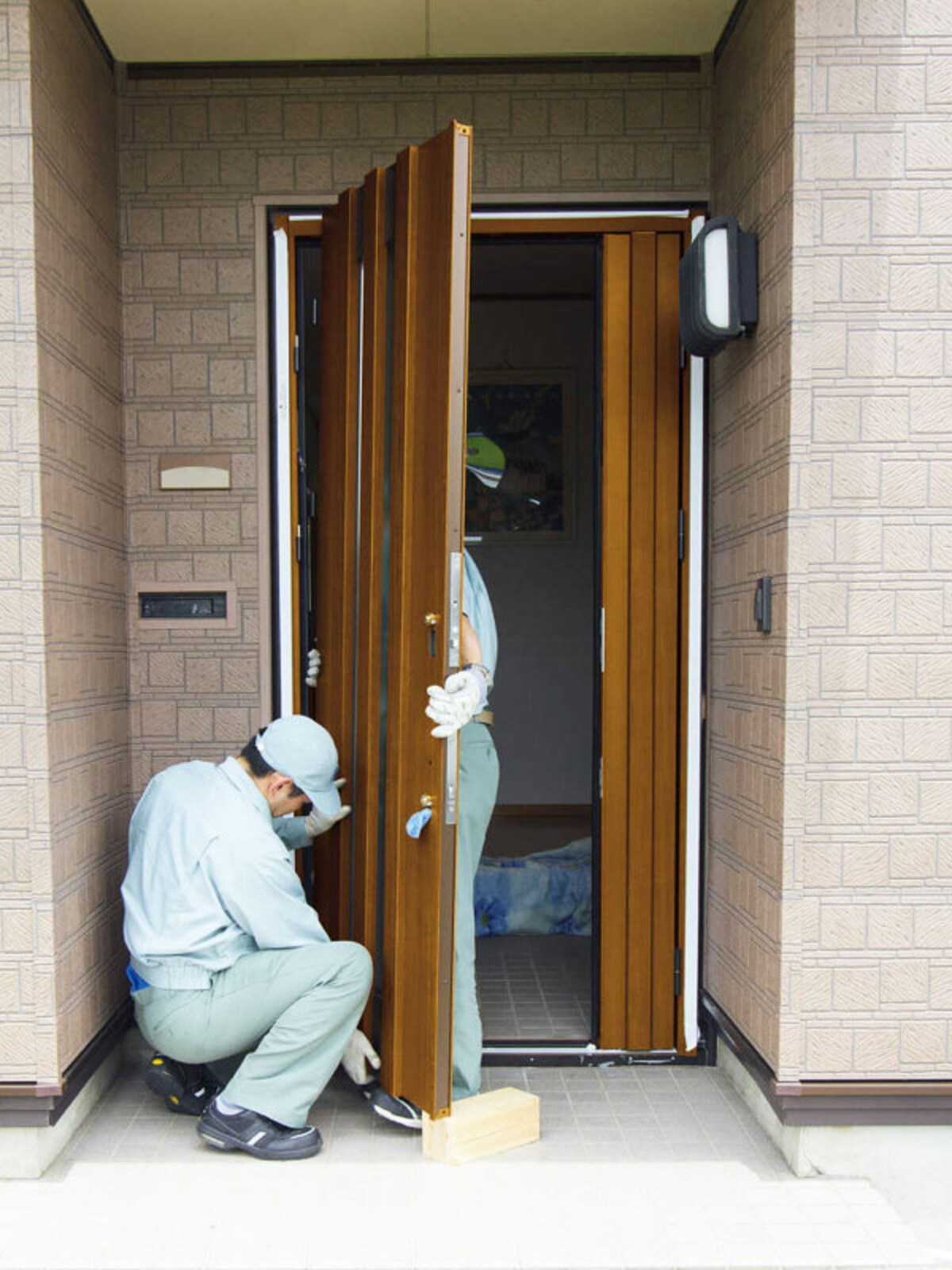 新しい玄関ドアへ交換