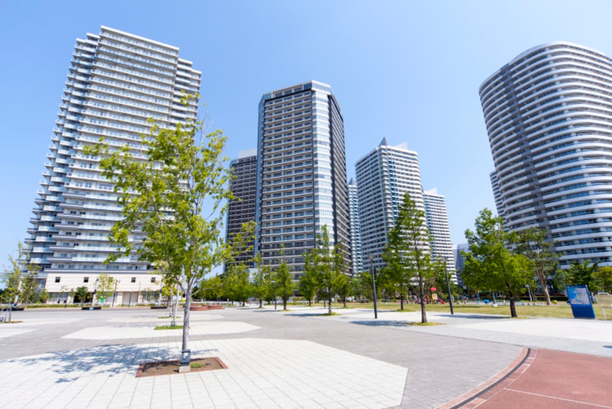 高層・超高層マンションの廊下は屋内に設けられることが多い。