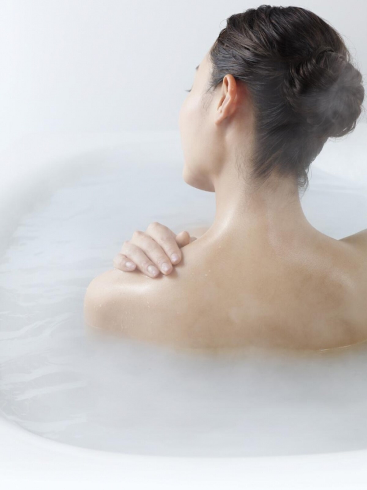 お湯に広がったミクロのオイルが、入浴によって水分を含んだ肌のうるおいを保つ。 [オイルヴェール酸素美包湯]　パナソニック エコソリューションズ http://sumai.panasonic.jp/