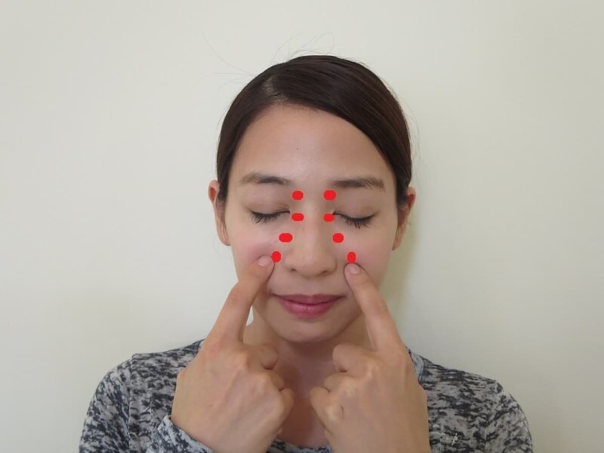 人差し指でツボ押しを行っていきます