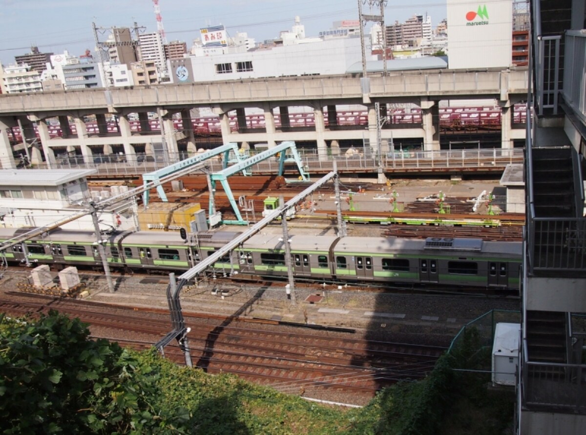 線路を下に見ながら歩く