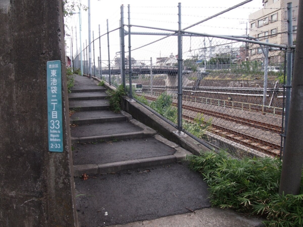 細いけれど、歩行者専用なので歩いていて楽しい