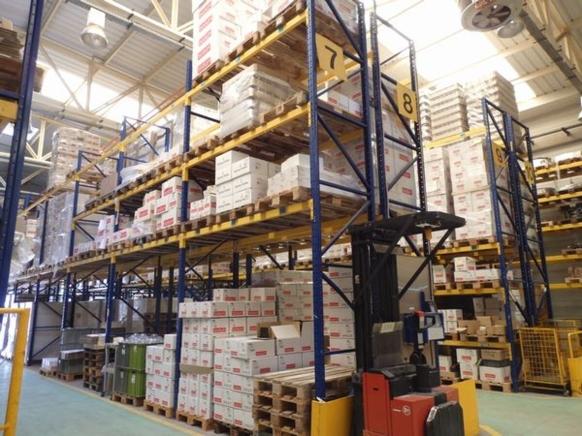 工場の一画には出荷を待つ製品がずらりと並んでいました