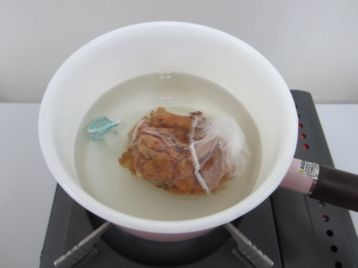 片手鍋に水と玉ねぎ