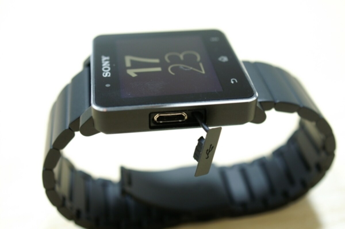 本体横のmicroUSB口。USBケーブルにて充電可能