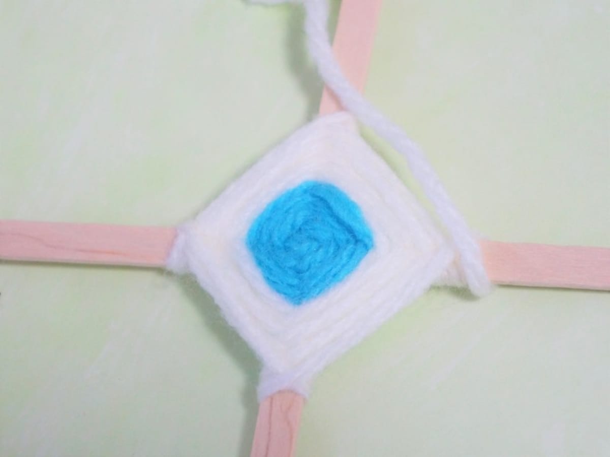 同じ動作を繰り返しながら毛糸を巻きつけていきます。