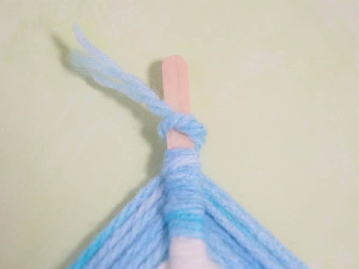 巻き終わりは毛糸の先を結んでください。