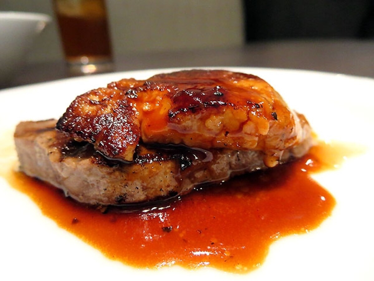 フォアグラのポワと牛フィレ肉のステーキ