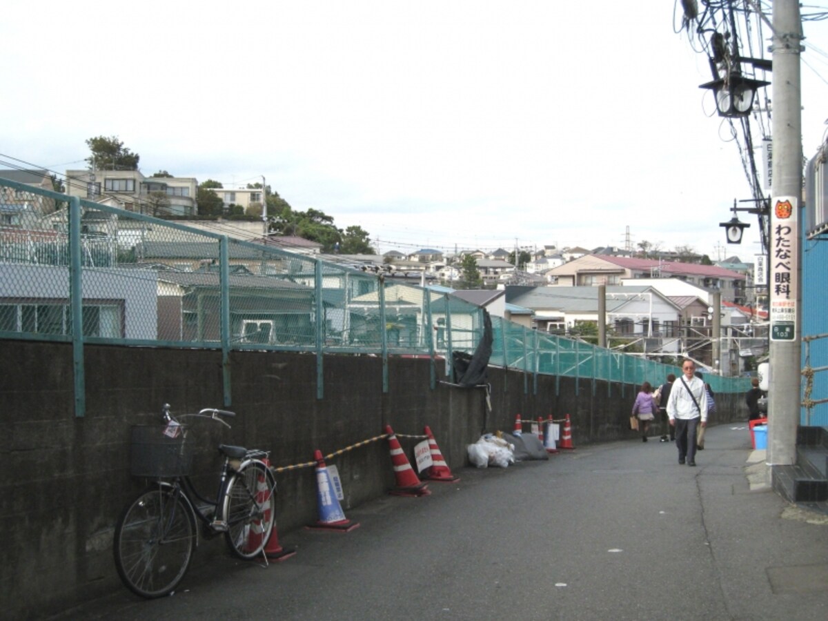 白楽駅東口