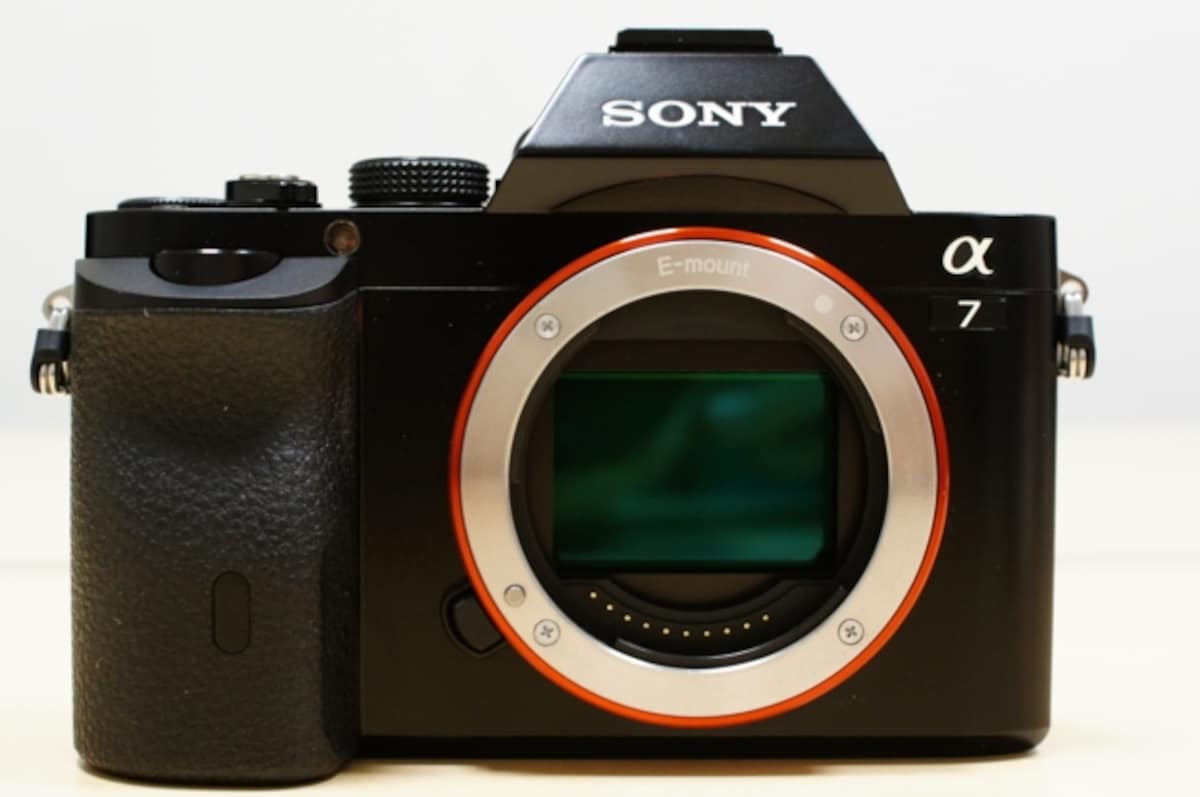 α7本体。約2430万画素の35mmフルサイズ"Exmor"CMOSセンサーを搭載。