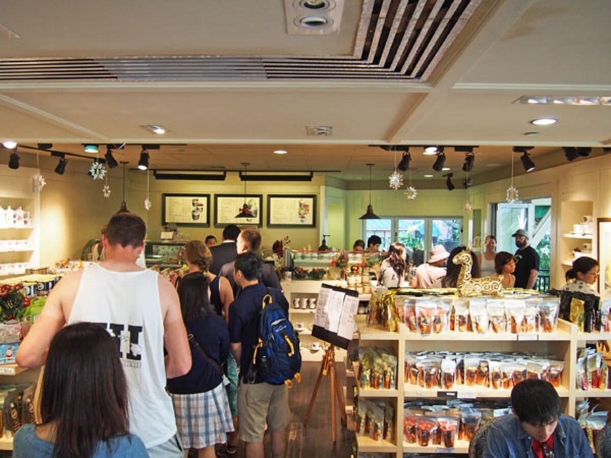 朝9時30分の店内。開店直後の6～7時ならスムーズに購入できる
