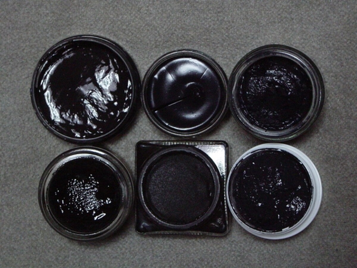 様々な黒の靴クリーム