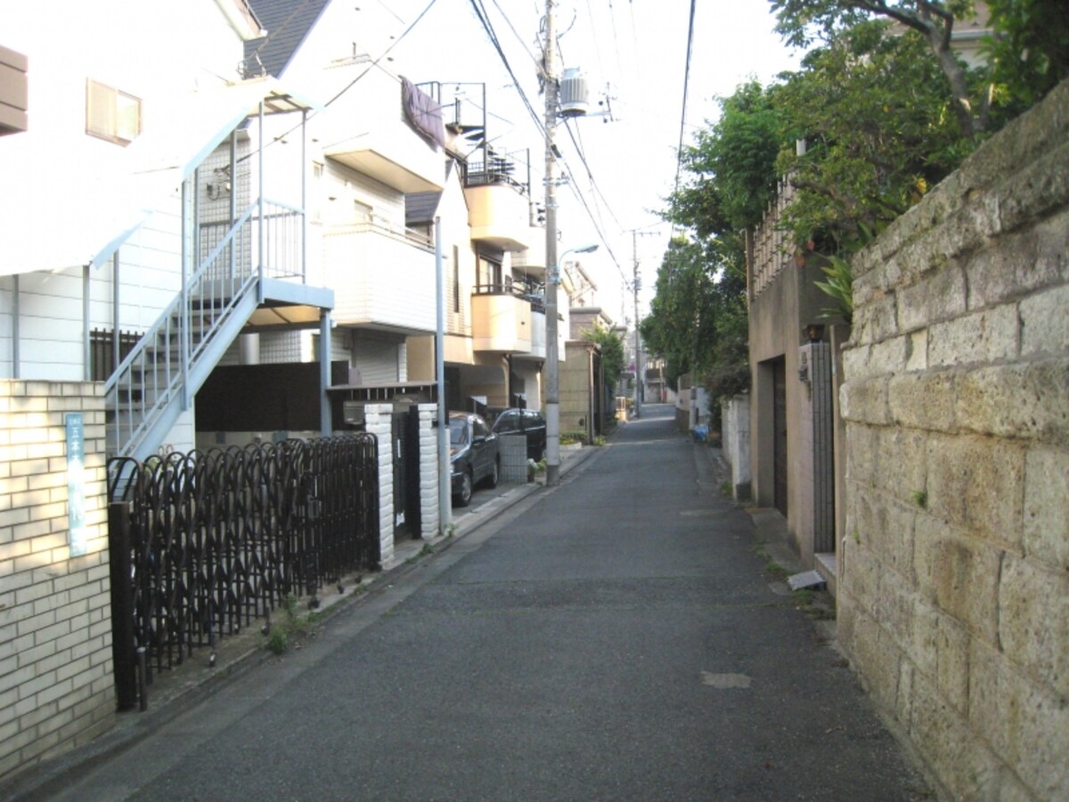 路地とアパート