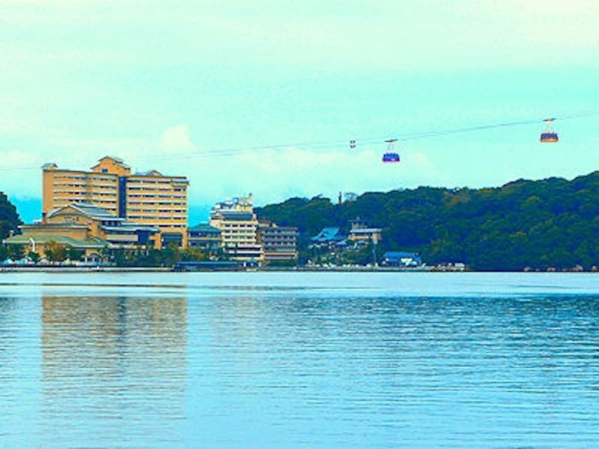 ホテル九重(左側)と舘山寺温泉温泉街