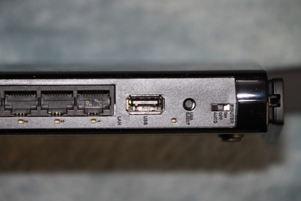 中央のUSB端子にUSBデバイスを接続するとNASになる