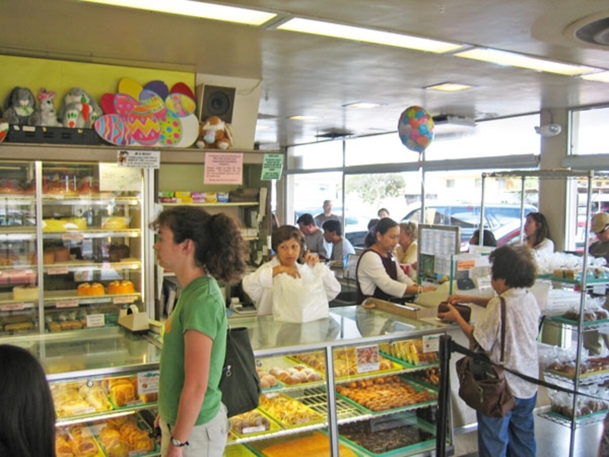 ロコで賑わう店内。オーダーは番号札を取って順番に