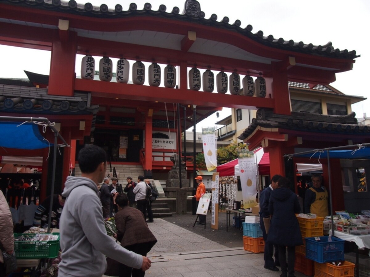 この日も大賑わいでお寺の前には露店もあった