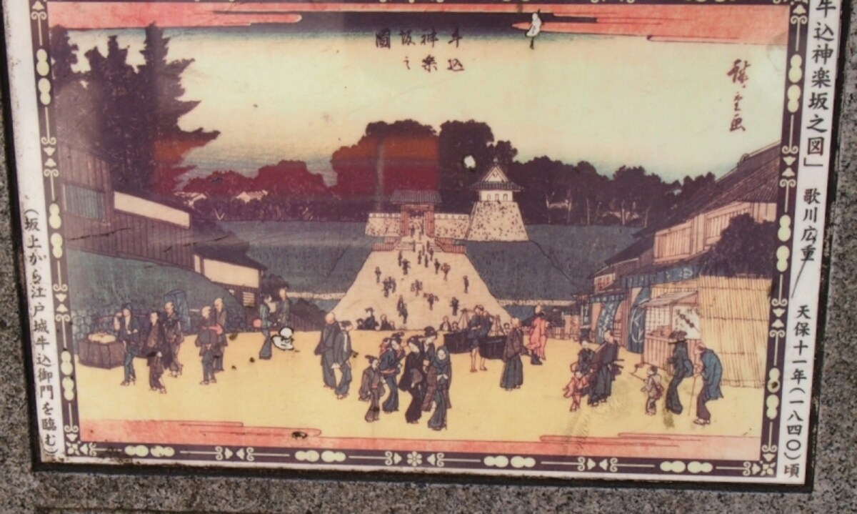 上に描かれている門の跡は今もある