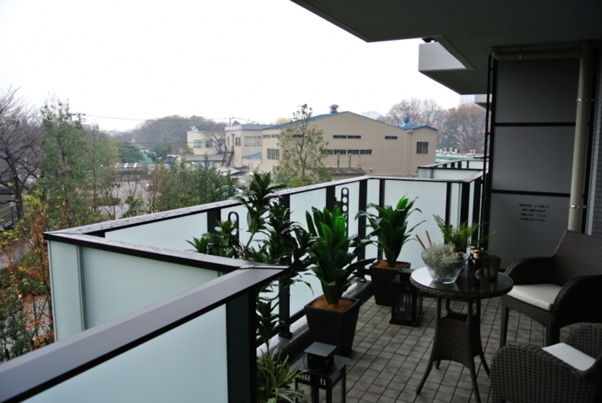 低層階の奥行あるバルコニー
