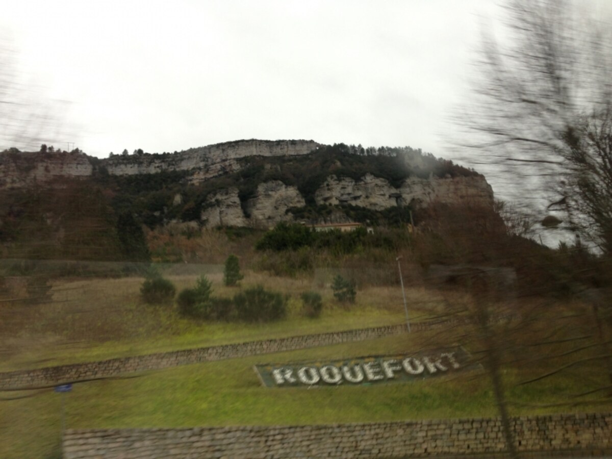 コンバルー山(rocher du Combalou)。ロックフォール・シュル・スールゾン村は、この岩山の中腹にある