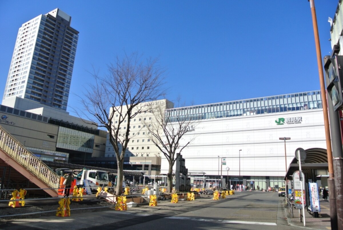 「鶴見」駅前