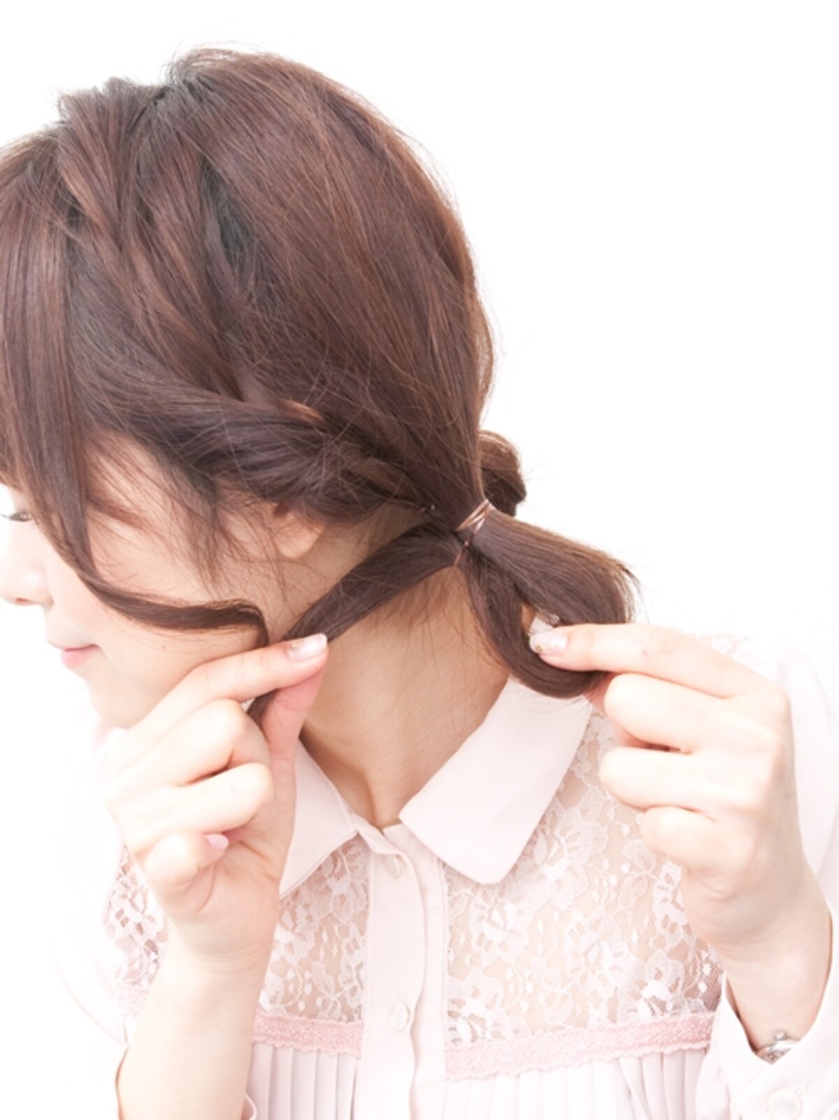 輪っかの大きさは肩につかない程度